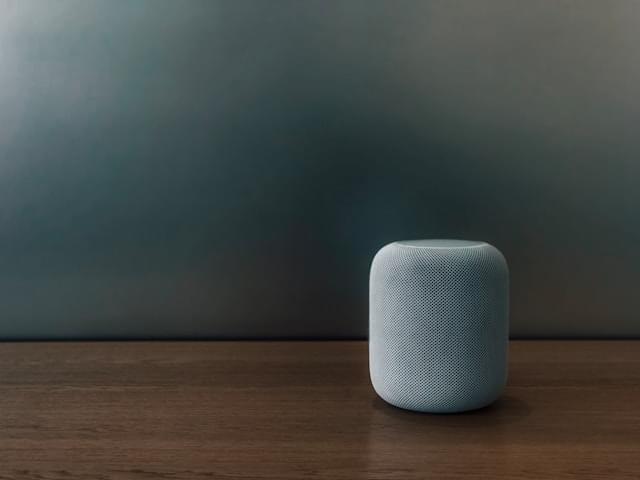 человек, взаимодействующий с нейросетью